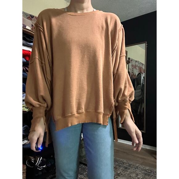 Free people with the free Camden sweatshirt - Picture 4 of 8